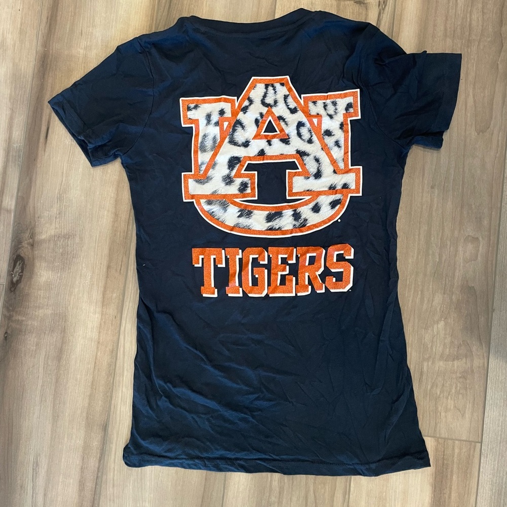 Auburn University War Eagles tigers v neck women’s size medium pressbox short